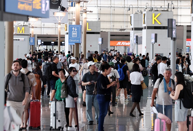 여름휴가철인 지난 21일 오전 인천국제공항 제1여객터미널 출국장이 이용객들로 북적이고 있다. (ⓒ뉴스1, 무단 전재-재배포 금지)