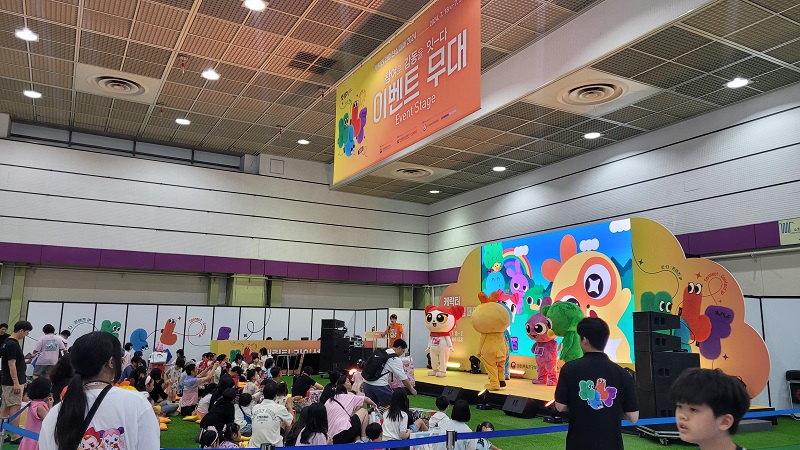 이벤트 무대에서는 다양한 캐릭터들이 춤도 추고 아이들과 함께 노래하는 시간을 가졌다.