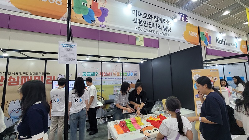 식품의약품안전처의 식품안전나라에서도 캐릭터 미어로를 홍보하기 위한 부스를 운영 중이었다.