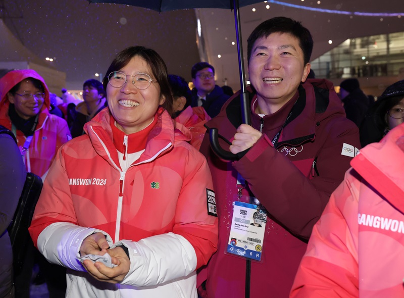 장미란 문화체육관광부 제2차관과 유승민 평창기념재단 이사장 겸 국제올림픽위원회(IOC) 위원이 지난 2월 1일 강원도 강릉 올림픽파크 야외무대에서 열린 2024 강원 동계청소년올림픽대회 폐회식을 보고 있다.(사진=문화체육관광부 제공)