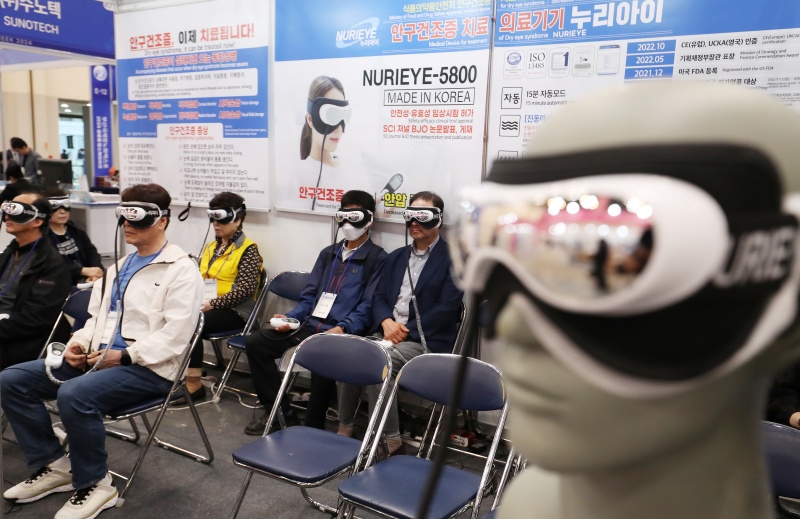 지난 5월 부산 해운대구 벡스코 제1전시장에서 열린 '2024 글로벌 헬스케어 위크'에서 관람객들이 안구건조증 치료기를 체험하는 모습.(ⓒ뉴스1, 무단 전재-재배포 금지)