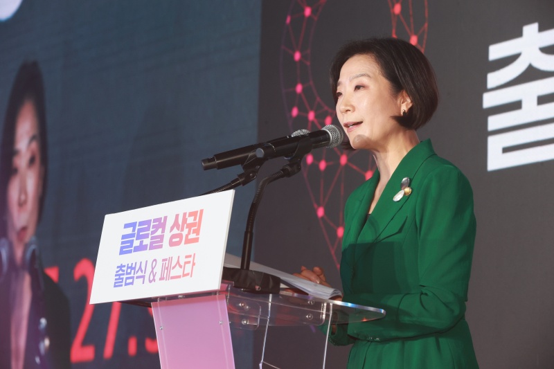 오영주 중소벤처기업부 장관이 24일 전북 전주 남부시장 내 문화공판장 작당에서 열린 ‘글로컬 상권 출범식&페스타’에서 인사말을 하고 있다.(제공=중소기업벤처부)