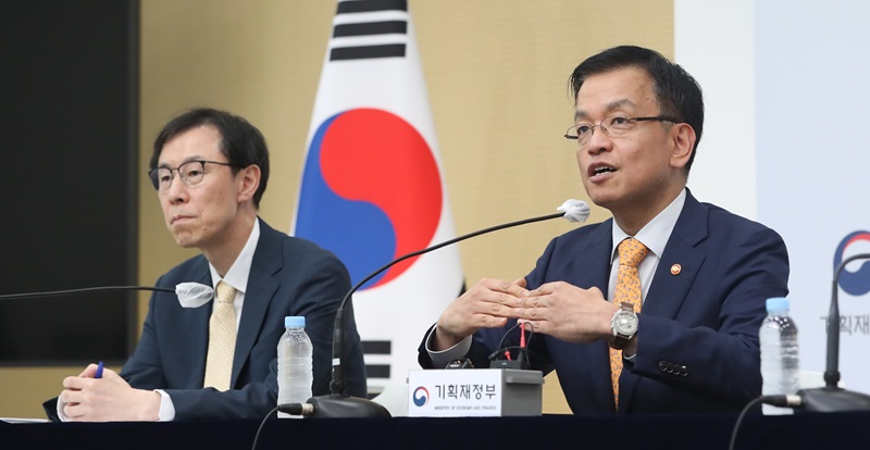 최상목 경제부총리 겸 기획재정부 장관(오른쪽)이 지난 22일 세종시 정부세종청사에서 2024년 세법개정안 내용을 설명하고 있다.(ⓒ뉴스1, 무단 전재-재배포 금지)