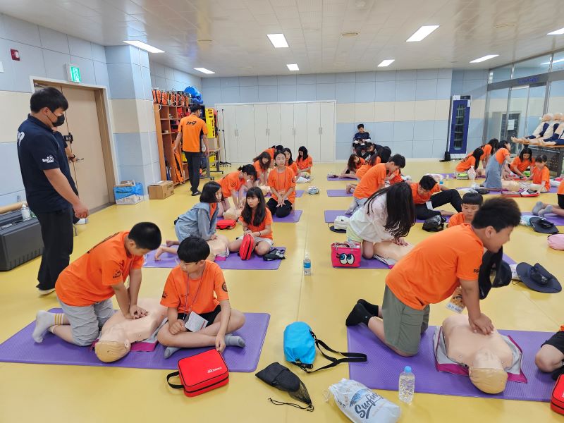 소방체험학교에서는 실전에서 쓰이는 다양한 장비로 생동감 넘치는 경험을 할 수 있었다. 소방관들은 자리를 옮겨다니며 학생들의 자세를 고쳐주곤 했다.