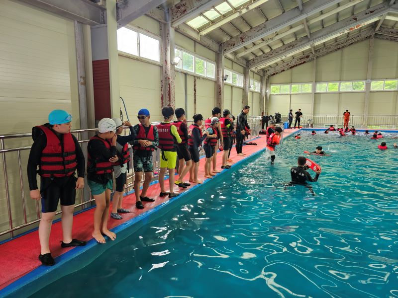 소방학교에서 진행됐던 생존수영. 여름철을 맞아 꼼꼼하게 생존 수영에 대한 교육을 진행한 후 자유 물놀이 시간이 주어졌다. 학생들이 가장 환하게 웃던 시간이었다.