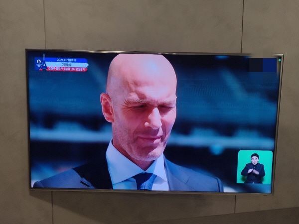 2024 파리올림픽 개막식 영상에 등장한 프랑스의 국민 축구 선수 지네딘 지단