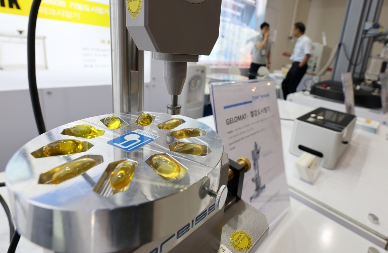 지난해 코엑스에서 열린 세계 제약·바이오·건강기능 산업 전시회에서 관람객들이 의약품과 건강보조식품 등을 살펴보고 있다.(ⓒ뉴스1, 무단 전재-재배포 금지)