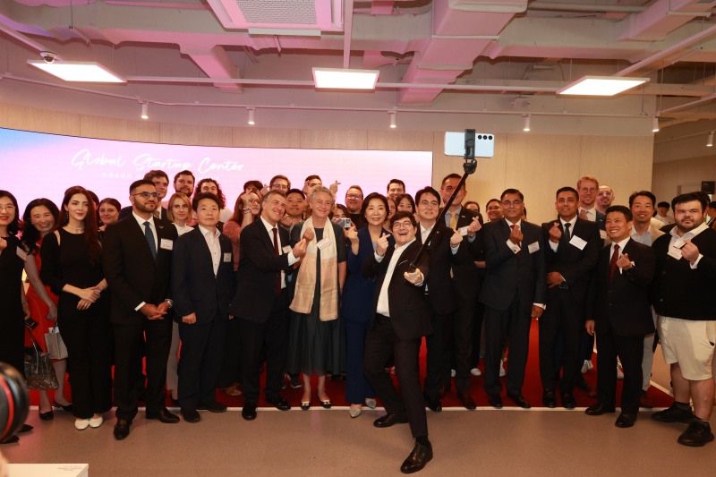 오영주 중소벤처기업부 장관이 31일 서울 강남구 팁스타운에서 열린 ‘글로벌스타트업센터 개소식’에서 참석자들과 기념촬영을 하고 있다.(제공=중소기업벤처부)