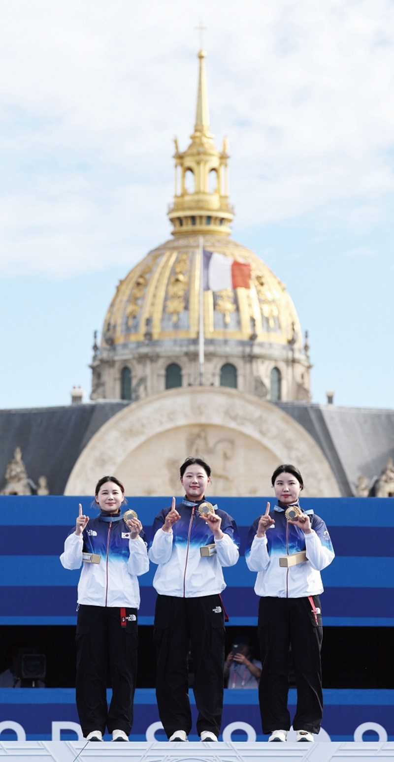 전훈영, 임시현, 남수현이 7월 28일 파리 레쟁발리드에서 열린 양궁 여자 단체전 시상식에서 기념촬영을 하고 있다. 손가락과 금메달로 숫자 10을 만들며 양궁 세계 최강국임을 알렸다. 사진 뉴시스 35