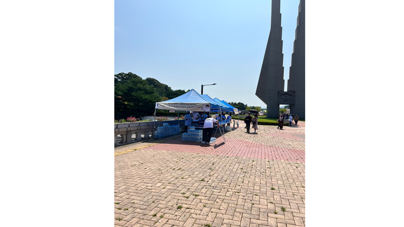 관람을 마치고 나오면서 겨레의 탑 근처에서 아이들에게 반팔 옷과 물이 제공되고 있는 모습을 볼 수 있었다.