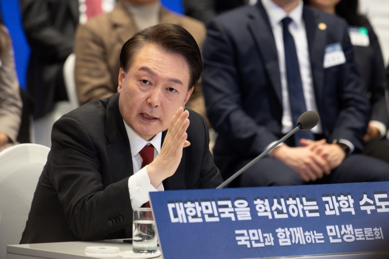 윤 대통령 “‘대학원생 연구생활장학금’ 도입…안정적 연구 지원” #12차 민생토론(2.16)