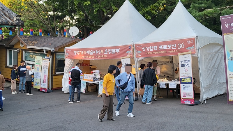 야행 축제를 시작하기 5분 전, 여러 사람들이 몰리고 있다.