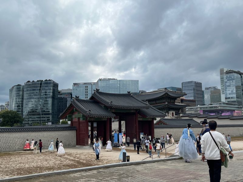 선선한 바람과 청명한 하늘에 가족 또는 지인과 나들이를 나온 국민을 쉽게 마주할 수 있었습니다. 외국인 방문객 역시 한복을 입고 경복궁을 둘러보았습니다.