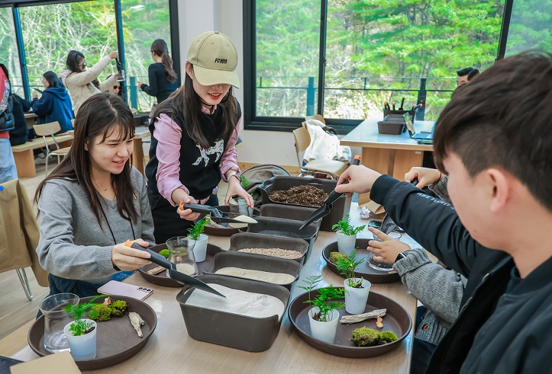 ‘여행가는 가을’ 캠페인 프로그램에 참가한 사람들이 가평 아침고요수목에서 ‘테라리움’을 즐기고 있다.(사진=한국관광공사 제공, 무단 전재-재배포 금지)