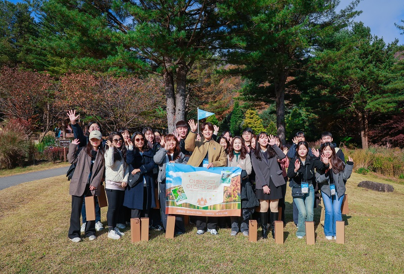지난 5일 문화체육관광부와 한국관광공사가 '대한민국 구석구석, 여행가는 가을' 여행캠페인의 일환으로 ‘여행친구 여진구‘ 프로그램을 가평의 주요 관광지에서 진행했다. 사진은 배우 여진구와 참가자들의 기념촬영 모습.(사진=한국관광공사 제공, 무단 전재-재배포 금지)