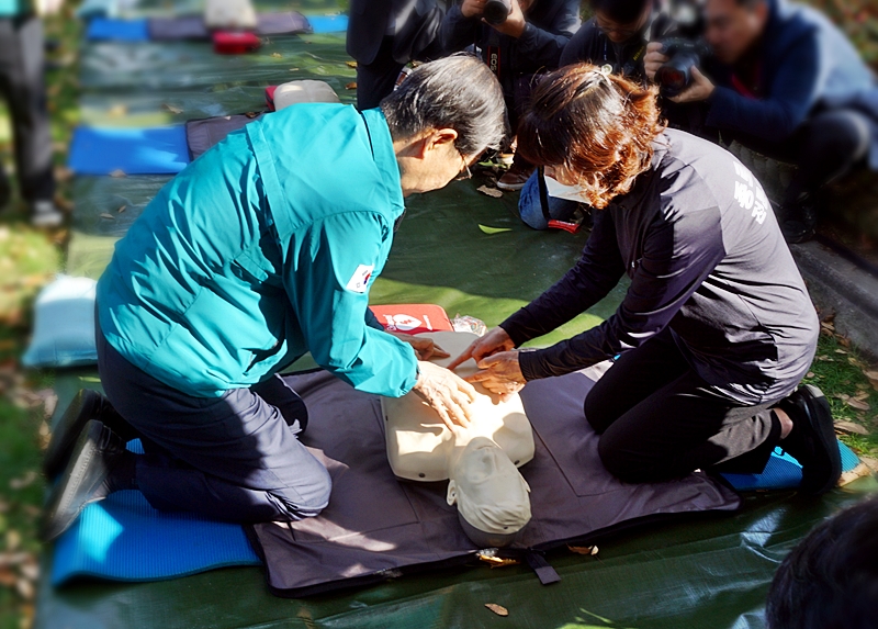 한덕수 총리가 심폐소생술을 하고 있다.