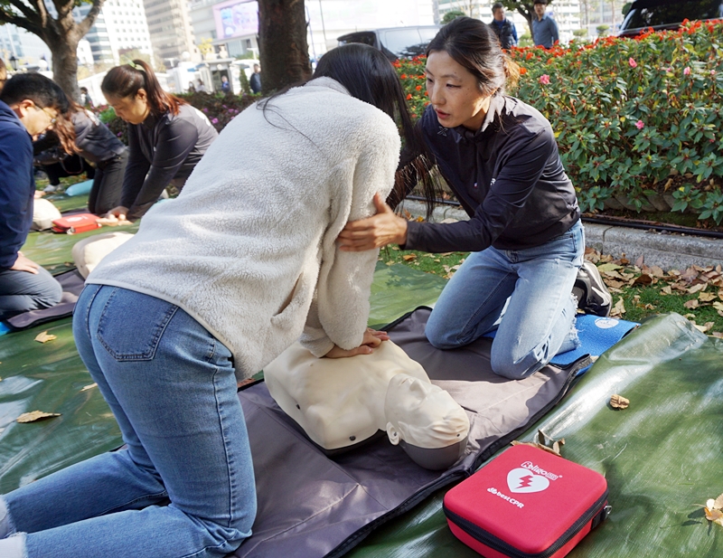 심폐소생술 자세를 교정해주고 있다.
