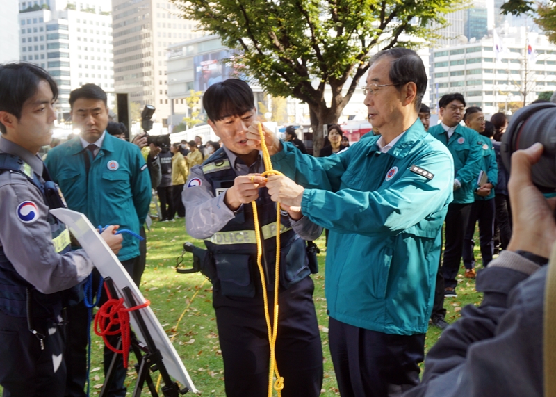 한덕수 총리가 매듭을 배우고 있다.