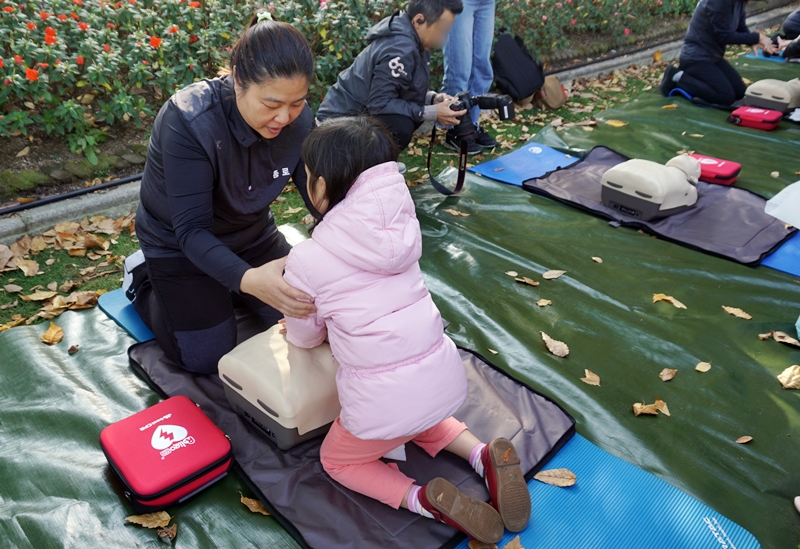 심폐소생술을 익히고 있는 아이.