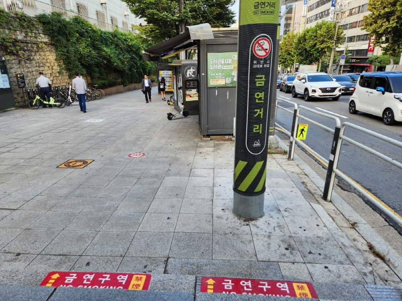 남부터미널역 앞 보도는 쾌적한 보행환경을 위해서 금연거리로 지정되어 있다.