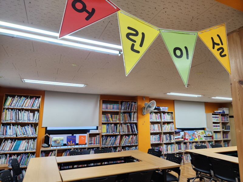 스무숲도서관은 아파트 입구에 있어서 접근성이 좋아 남녀노소 누구든 쉽게 드나들 수 있다.