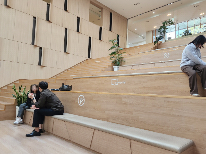 춘천시립도서관 1층 중앙에 있는 계단은 휴식공간이자 독서공간으로 이용하다가 행사 땐 공연장의 객석으로 바뀌기도 한다.