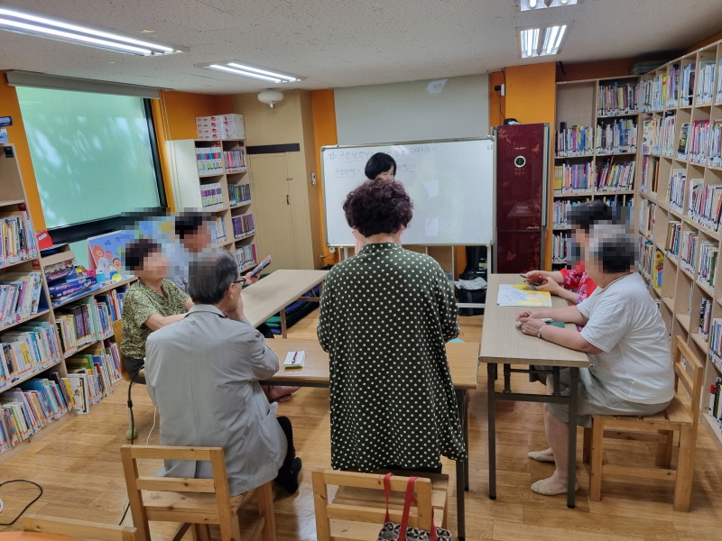 스무숲도서관에서 어르신을 대상으로 한 스마트폰 활용수업을 진행하고 있다.(사진=스무숲도서관)