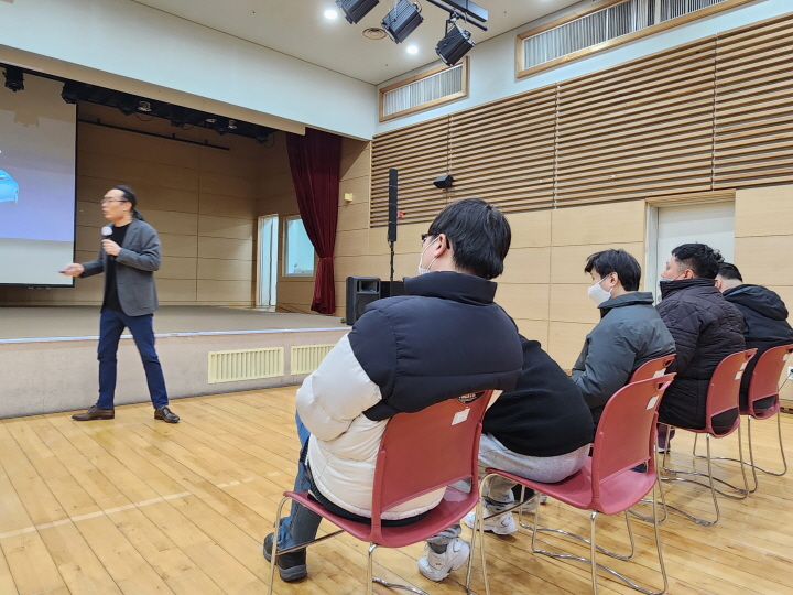 ‘오페라감상프로그램’에 참여한 교육생들이 가만히 앉아서 강사의 말에 집중하고 있다.