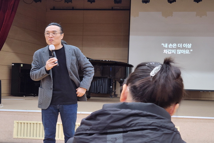조윤범 음악평론가는 풍부한 표정과 제스처를 통해 오페라를 흥미진진하게 해설했다.