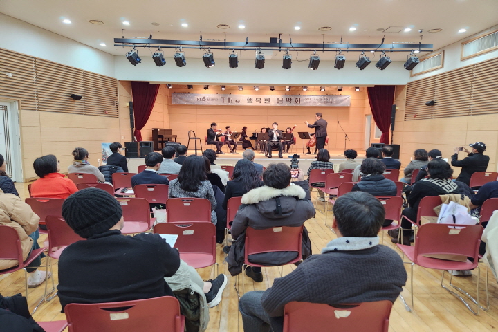 무대에 올라온 교육생들은 동요, 가곡, 가요. 오페라까지 각자 선정한 곡을 끝까지 불렀다.