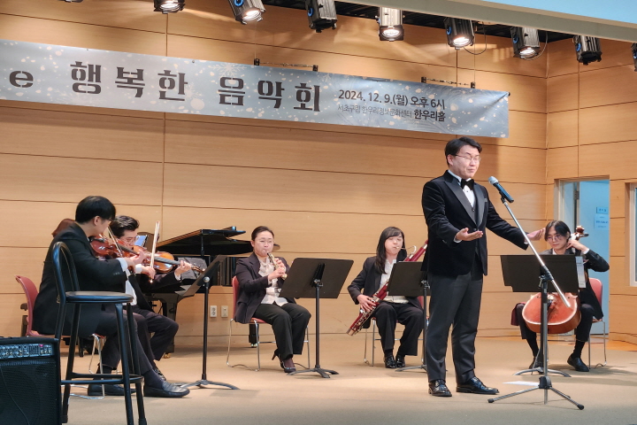 테너 윤용준 씨가 무대에서 오페라 아리아 '남몰래 흐르는 눈물'을 부르고 있다.