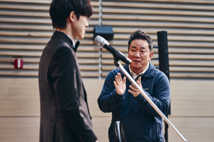 리허설을 하는 동안 함석헌 교수가 연주자에게 박수를 치면서 격려하고 있다.(출처=국립오페라단)