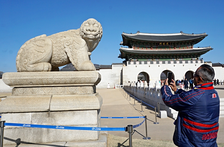 경복궁 해치를 찍고 있는 관광객.