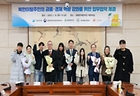 북한이탈주민의 금융·경제 역량 강화를 위한 업무협약식에서 5개 기관장들과 탈북청소년학교 학생들이 기념촬영을 하고 있다. 2025.1.9.(ⓒ뉴스1, 무단 전재-재배포 금지)