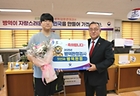 김종철 병무청장(오른쪽)이 13일 서울지방병무청에서 올해 처음으로 병역판정을 받은 청년을 격려하고 있다. (사진=병무청)