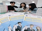 서울 종로구 종로세무서에서 직원들이 연말정산 관련 안내 책자를 보고 있다. 2024.1.15. (ⓒ뉴스1, 무단 전재-재배포 금지)