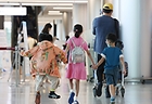 김포공항 국내선 청사에서 탑승수속을 마친 가족들이 비행기 탑승을 위해 이동하고 있다. 2021.9.17 (사진=저작권자(c) 연합뉴스, 무단 전재-재배포 금지)