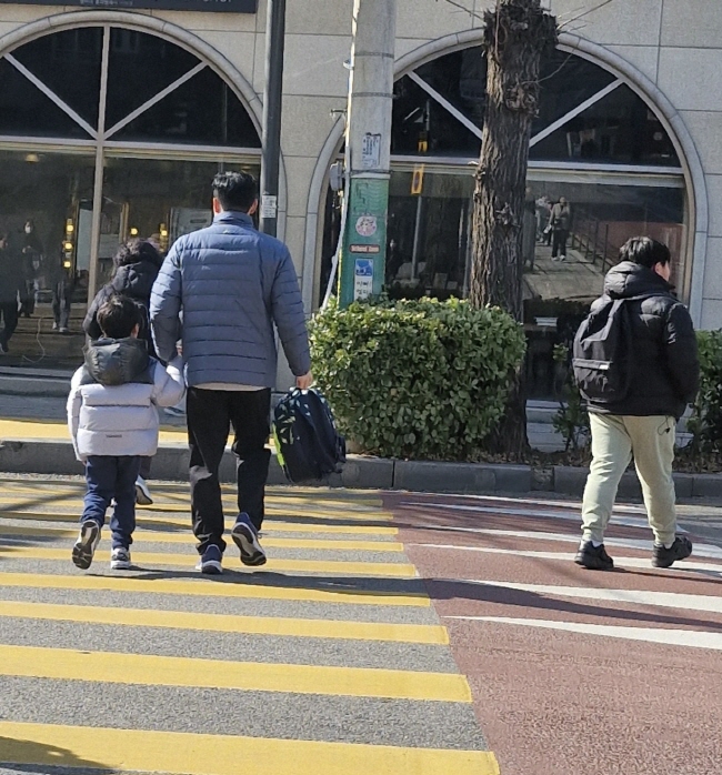 학교 앞에서 아빠 손을 잡고 등하교 하는 아이들을 이제는 흔하게 볼 수 있다.