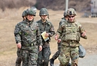 전종율 화생방사령부 사령관(왼쪽)과 건더슨 미 20화생방사 중령이 지난 17일 '리버티 포커스(Liberty Focus)'훈련 중 대화를 나누고 있다. 2025.3.20. (ⓒ뉴스1, 무단 전재-재배포 금지)