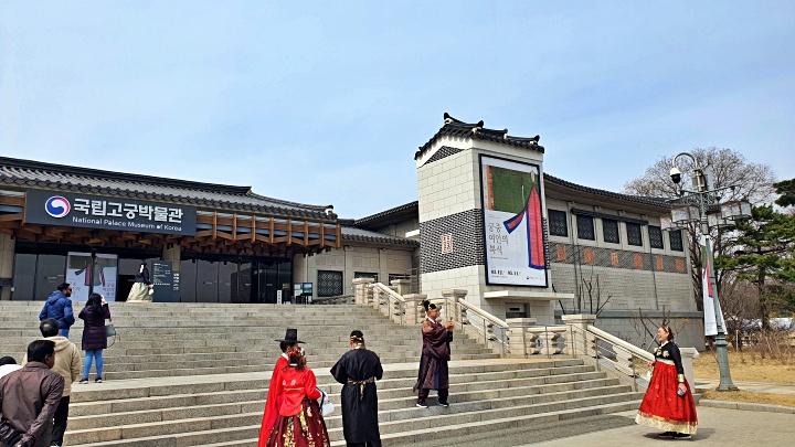 한복 입은 외국인 관광객을 보는 것이 어느덧 자연스러워졌다.