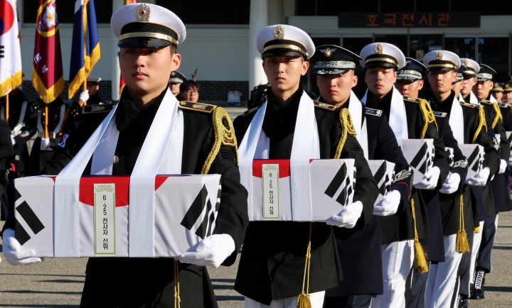 서울 동작구 국립서울현충원에서 열린 6·25 전사자 합동봉안식에서 국군 의장대가 영현을 봉송하고 있다. 2024.12.12. (ⓒ뉴스1, 무단 전재-재배포 금지)