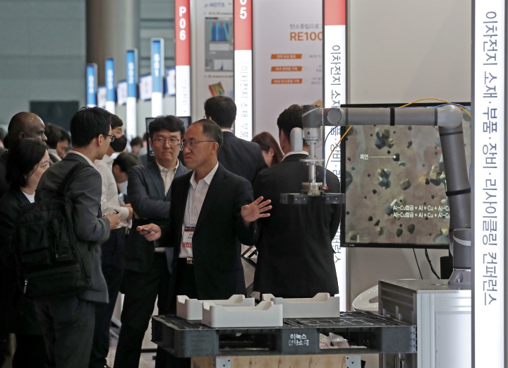 서울 강남구 코엑스 그랜드볼룸에서 열린 이차전지 소재·부품·장비·리사이클링 컨퍼런스 '배터리 코리아(BATTERY KOREA) 2024'에서 참관객들이 블럭나인 부스의 리튬이온 배터리 제조 공정을 살펴보고 있다. 2024.10.11. (ⓒ뉴스1, 무단 전재-재배포 금지)