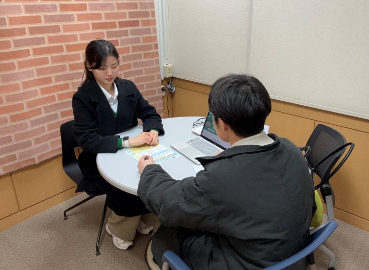 대학일자리플러스센터 상담사 선생님 인터뷰 모습.