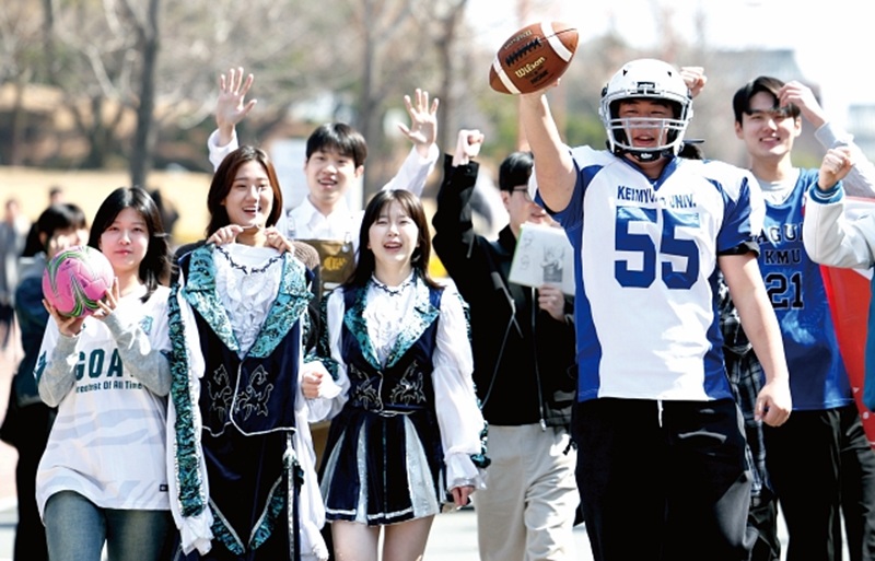 3월 11일 대구 달서구 계명대학교 성서캠퍼스에서 열린 '2025학년도 1학기 총동아리연합회 신입생 가두모집'에 참여한 학생들이 캠퍼스를 행진하고 있다. 사진 뉴시스