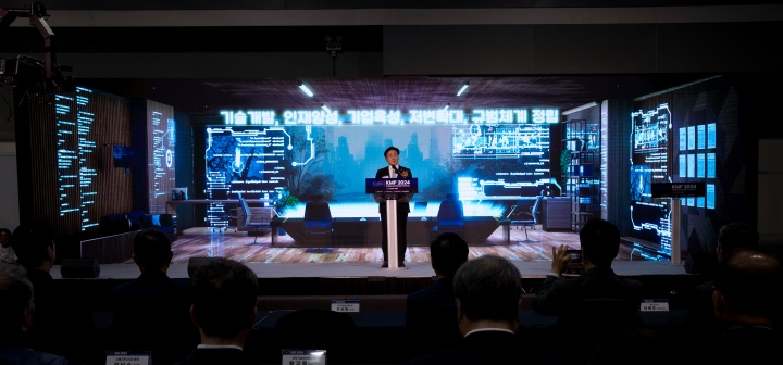 유상임 과학기술정보통신부 장관이 17일 오전 서울 서초구 aT센터에서 열린 '2024 코리아 메타버스 페스티벌' 개막식에서 환영사를 하고 있다. 2024.10.17. (ⓒ뉴스1, 무단 전재-재배포 금지)