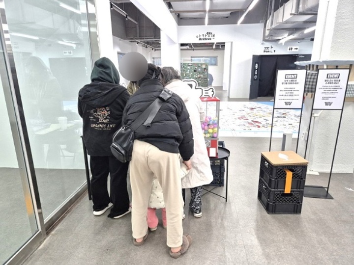 팝업을 관람하기 위해 찾아온 시민.