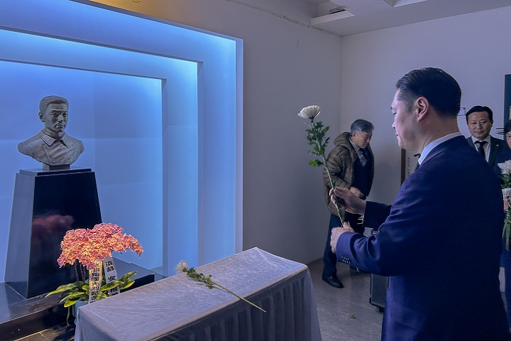 이희완 국가보훈부 차관이 26일(현지시간) 중국 랴오닝성 다롄시 뤼순감옥박물관에서 열린 안중근의사 서거 115주기 추모식에 정부 대표단으로 참석해 헌화를 하고 있다. 2025.3.26(ⓒ뉴스1, 무단 전재-재배포 금지)