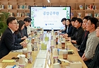 연원정 인사혁신처장(왼쪽)이 26일 세종시 정부세종청사에서 열린 '공상공무원 소통간담회'에서 참석자들과 의견을 나누고 있다.(사진=인사혁신처 제공)