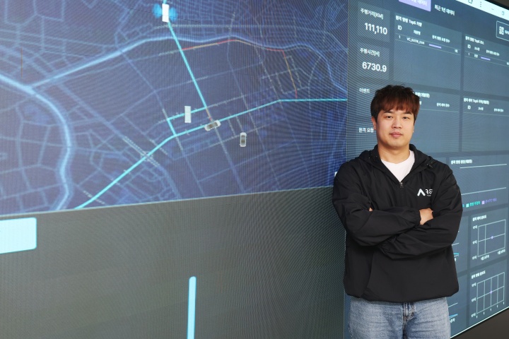오토노머스에이투지 유민상 상무가 자율주행 관제시스템 앞에서 포즈를 취하고 있다. 이 관제시스템에는 전국에서 운행하는 자율주행차의 실시간 이동 모습이 관측된다. 2025.3.11. (사진=문화체육관광부 국민소통실 국경원, 무단 전재-재배포 금지)