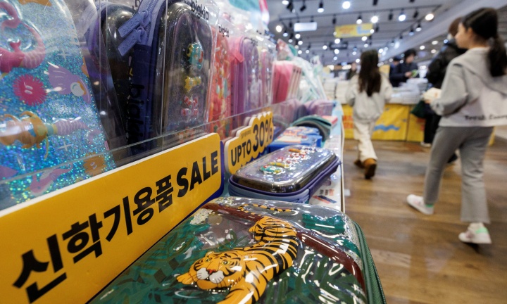 서울 종로구 교보문고 광화문점 신학기 학용품 코너가 학생들과 학부모들로 붐비고 있다. 2025.3.3. (ⓒ연합뉴스, 무단 전재-재배포 금지)